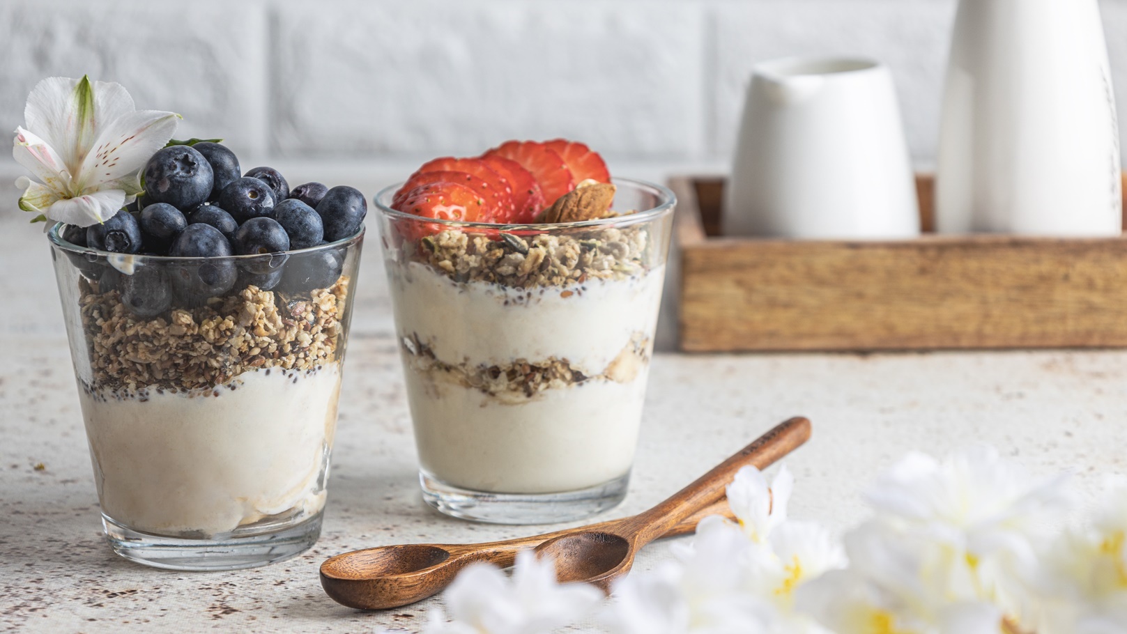 زبادي بالفاكهة في كوب