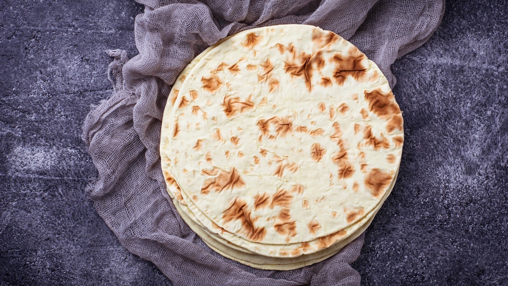 طريقة عمل خبز التورتيلا بطريقة الشيف فاطمة ابو حاتي