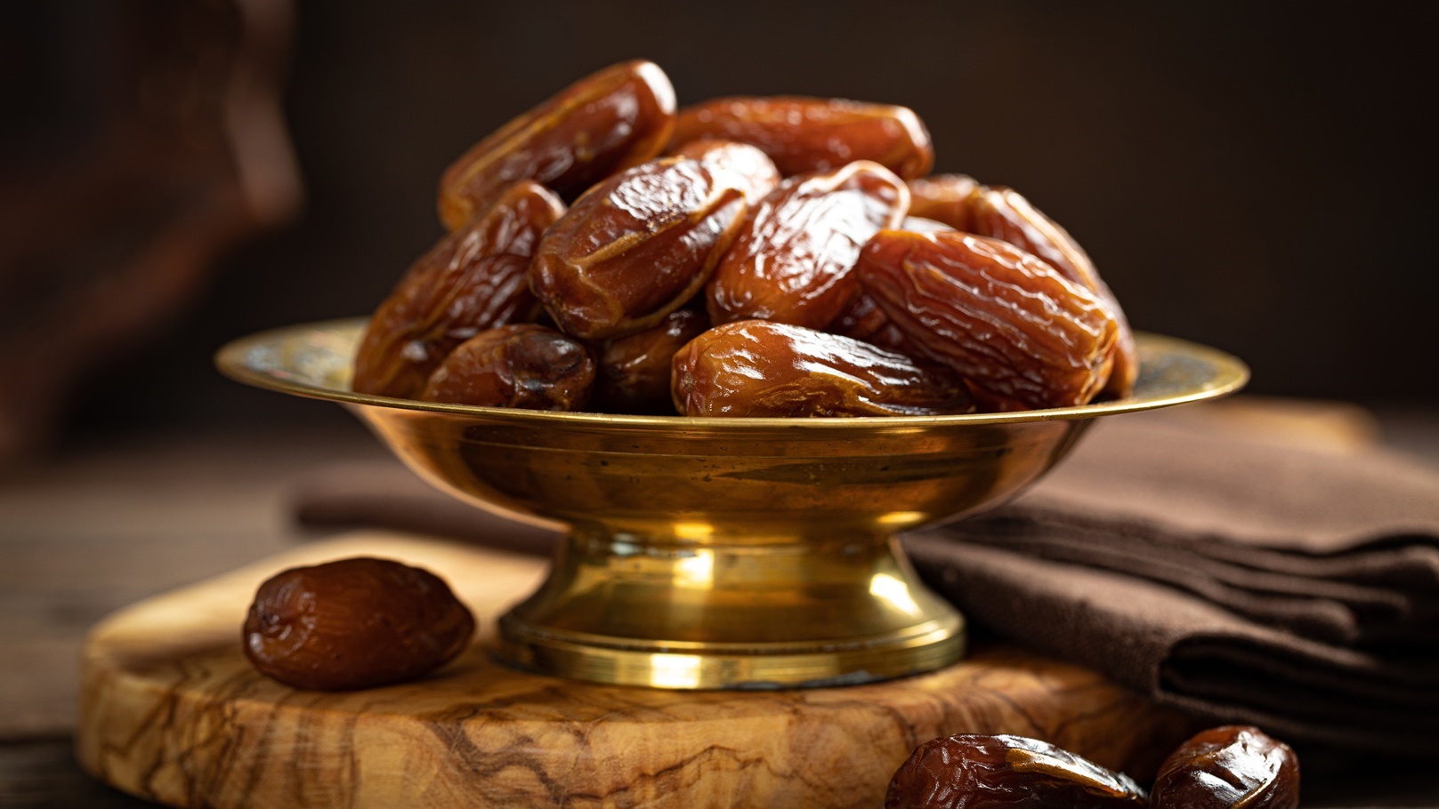 dates-fruits-healthy-organic-vegetarian-food-2021-08-27-09-59-39-utc