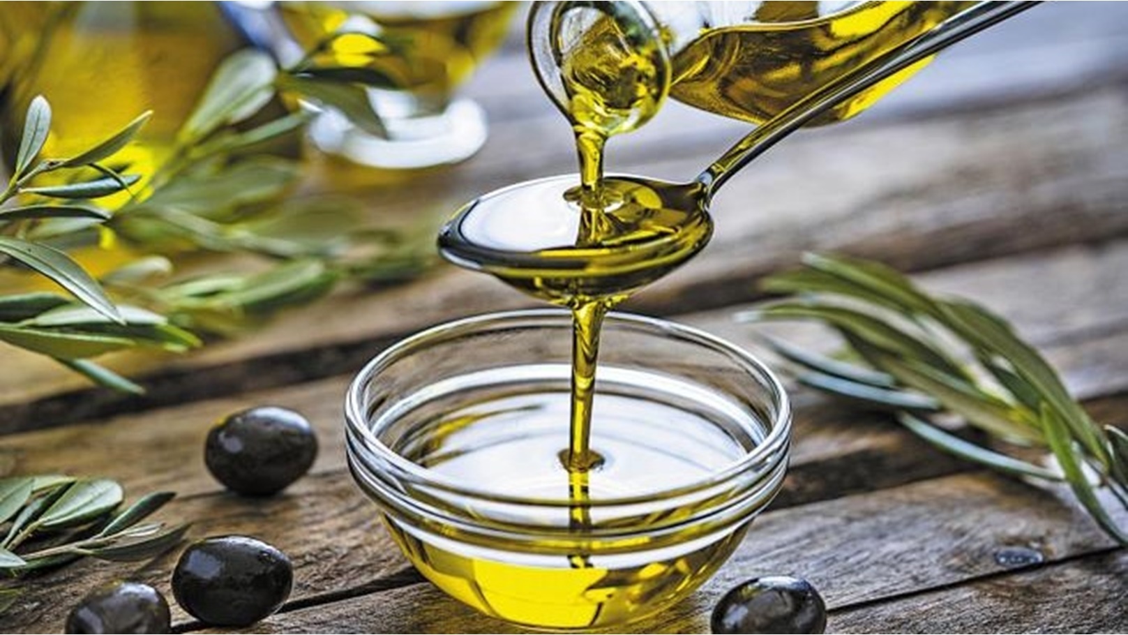 78-001738-benefits-spoonful-olive-oil-morning_700x400