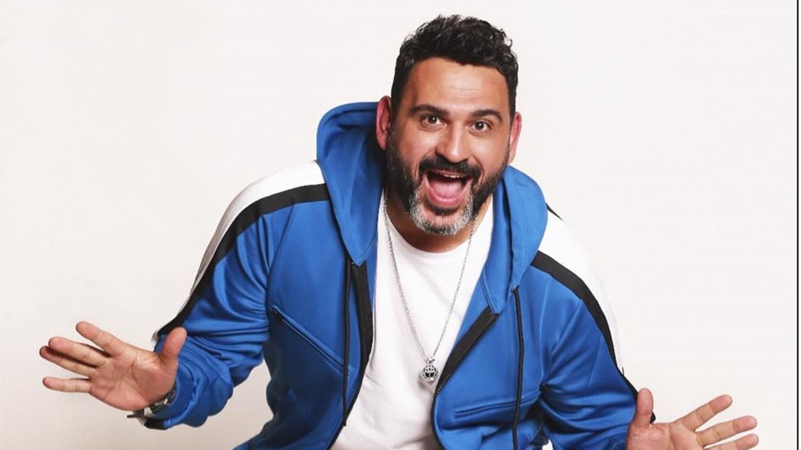 النجم اكرم حسني