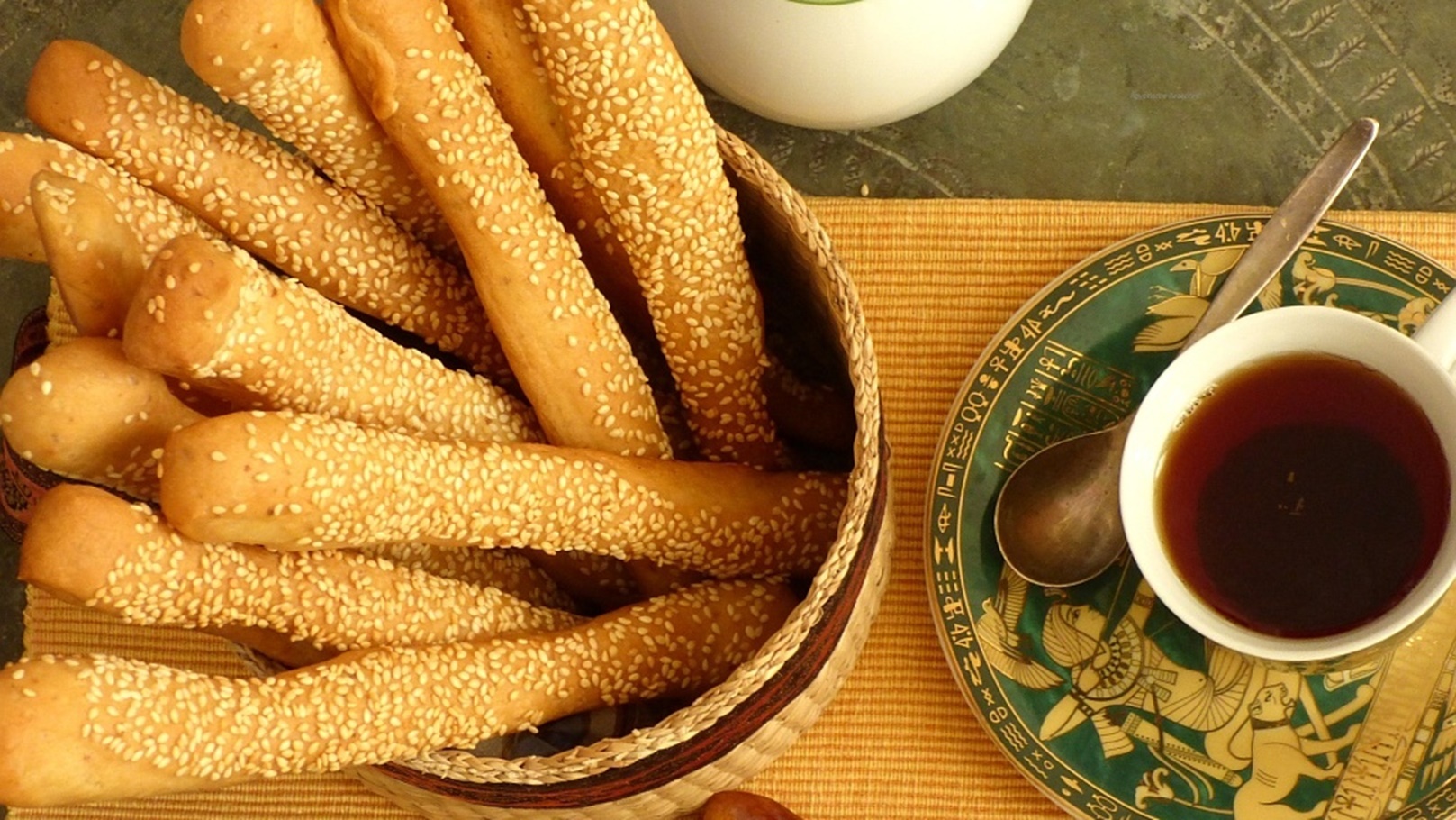 البقسماط مع الشاي بلبن على الافطار