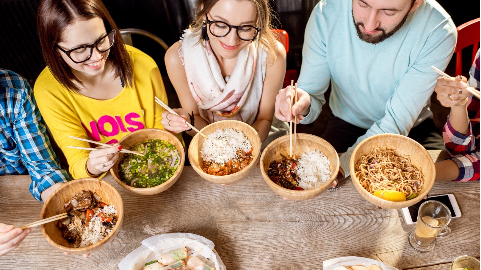 مجموعة من الأصدقاء يتناولون الطعام الأسيوي