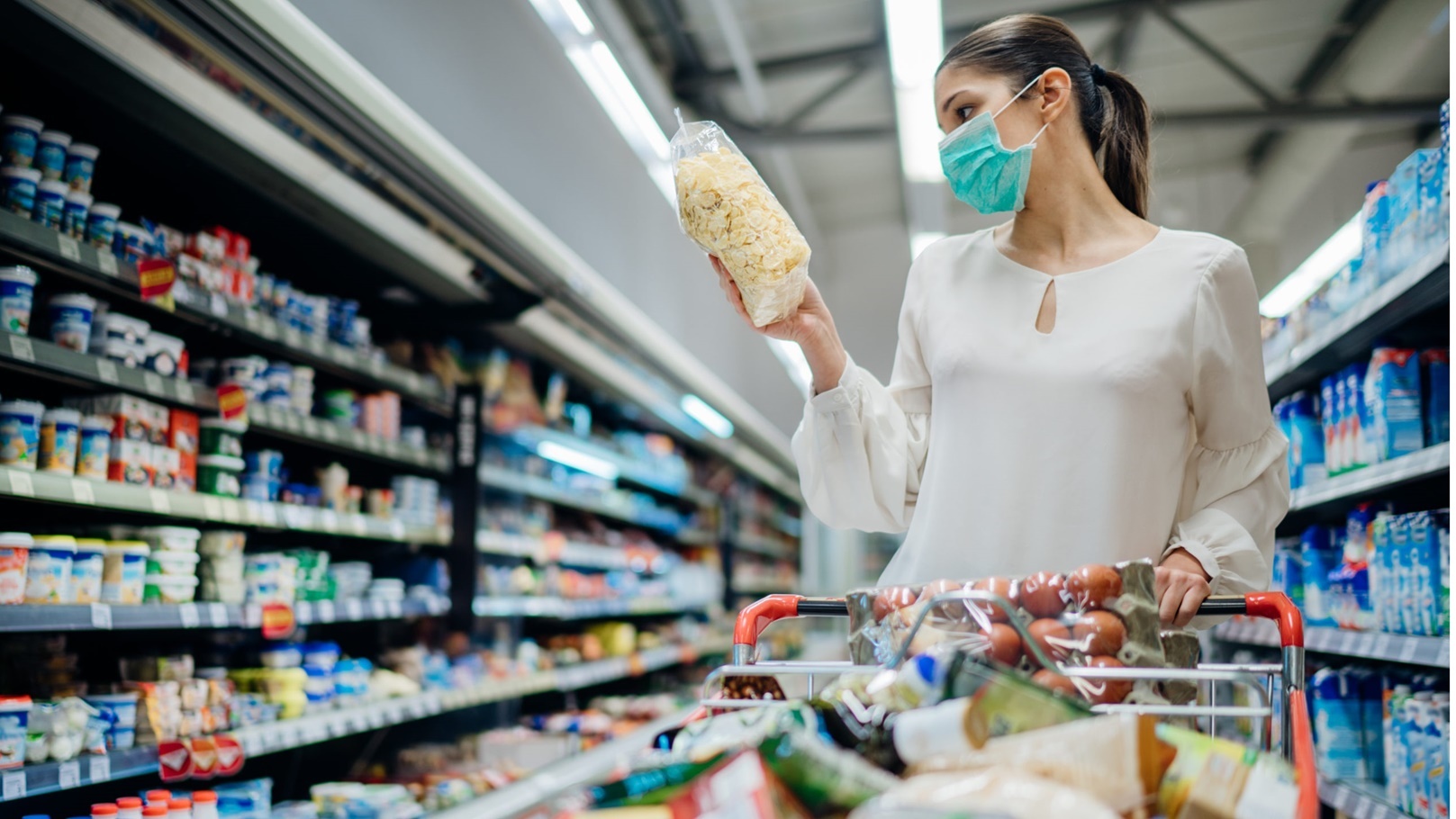 coronavirus-spesa-supermercato-carrello-pieno-donna-mascherina--scaled