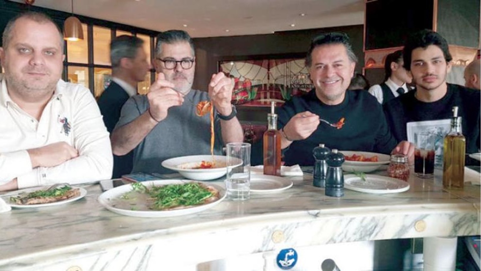 راغب علامة يتناول المكرونة