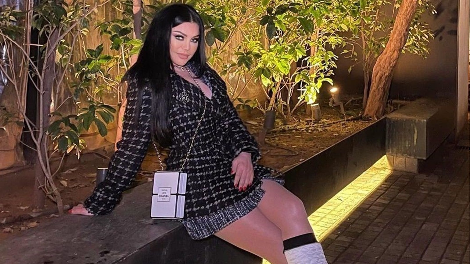 هيفاء وهبي في مطعم في بيروت