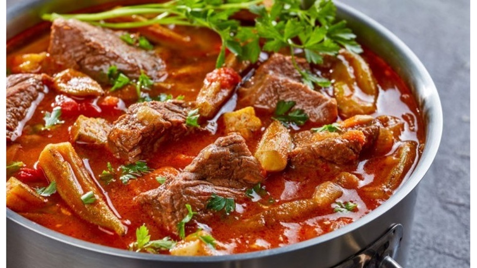 طاجن البامية باللحم الضاني على الطريقة المصرية
