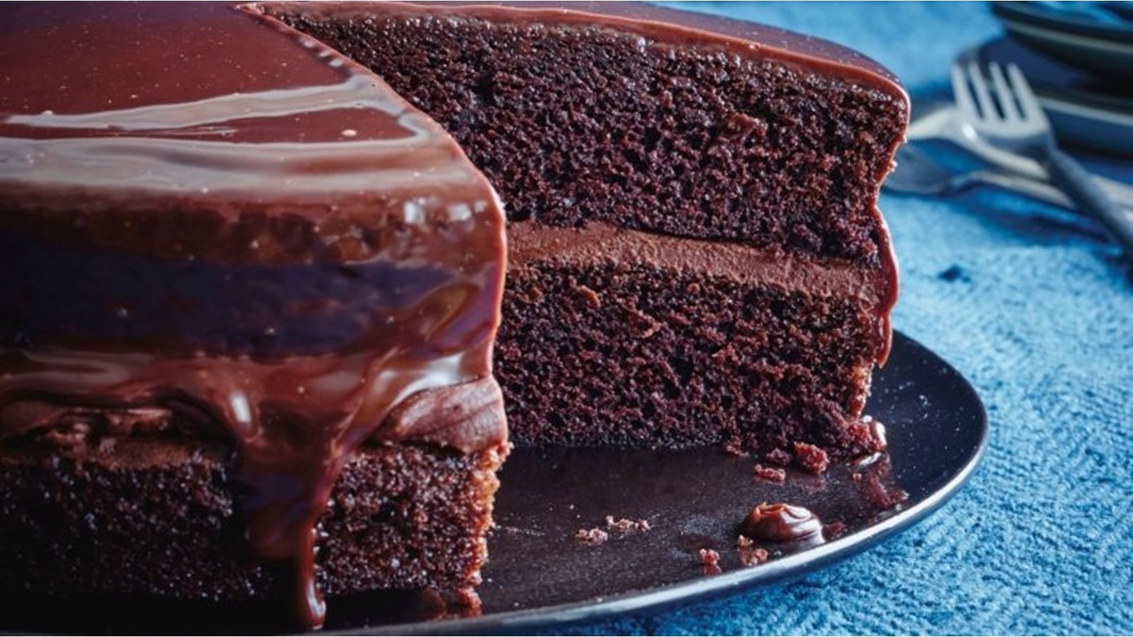 طريقة-عمل-الكيكة-بالشوكولاتة-بالصوص-1-780x470