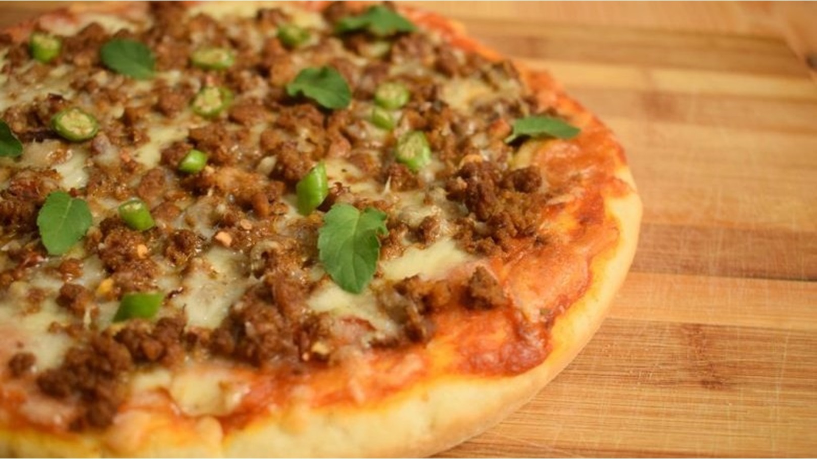 طريقة-عمل-بيتزا-باللحمة-المفرومة-1-780x470