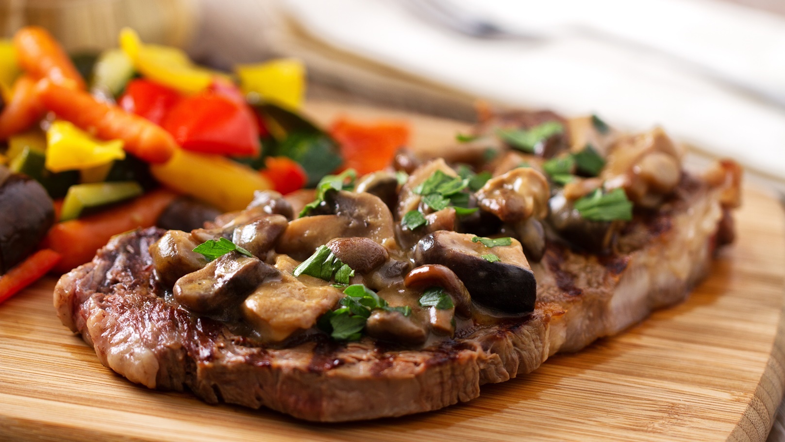 المشروم يعطي مذاقا خاصا للحم