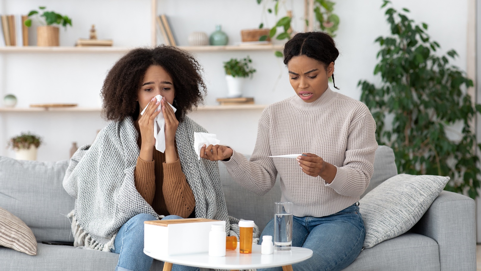 امرأة تعاني من البرد