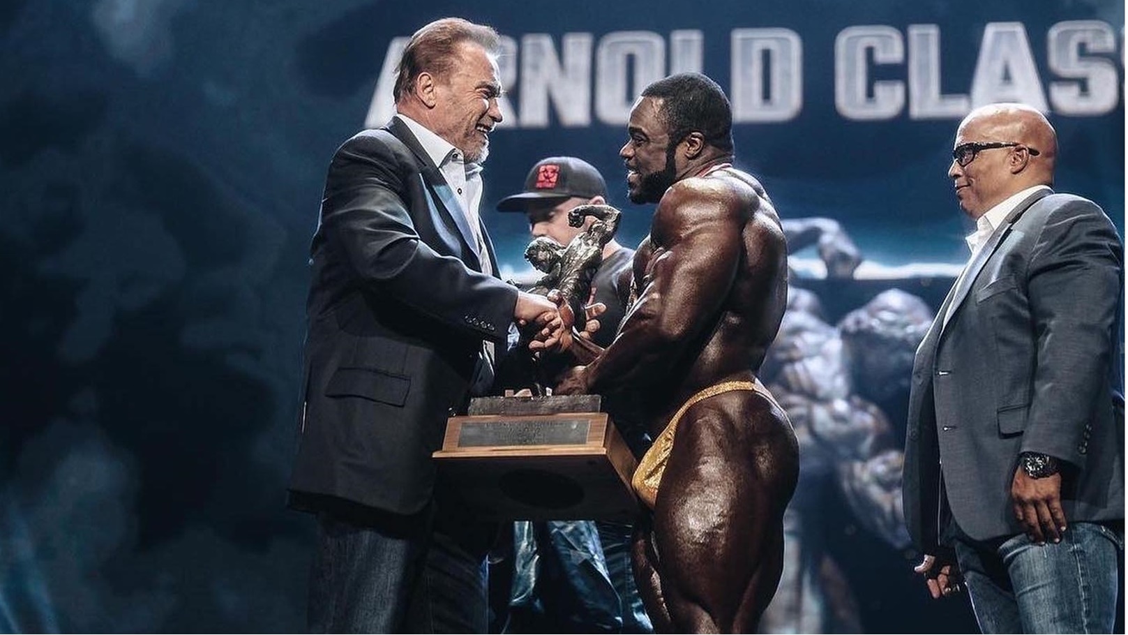 أرنولد شوارزنجر من دورة عام 2022 لبطولة أرنولد كلاسيك لكمال الأجسام مع حاصد اللقب بطل كمال الأجسام براندون كاري
