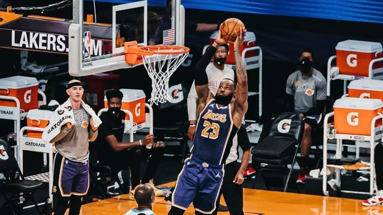 ليبرون جيمس يلعب