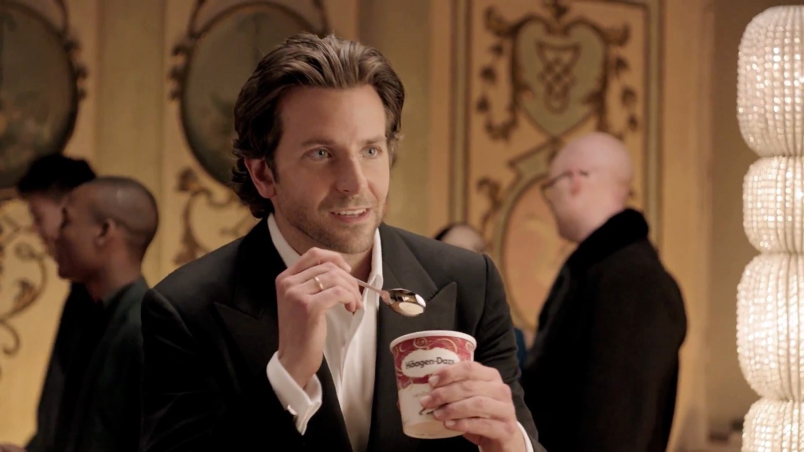 برادلي كوبر يأكل الآيس كريم