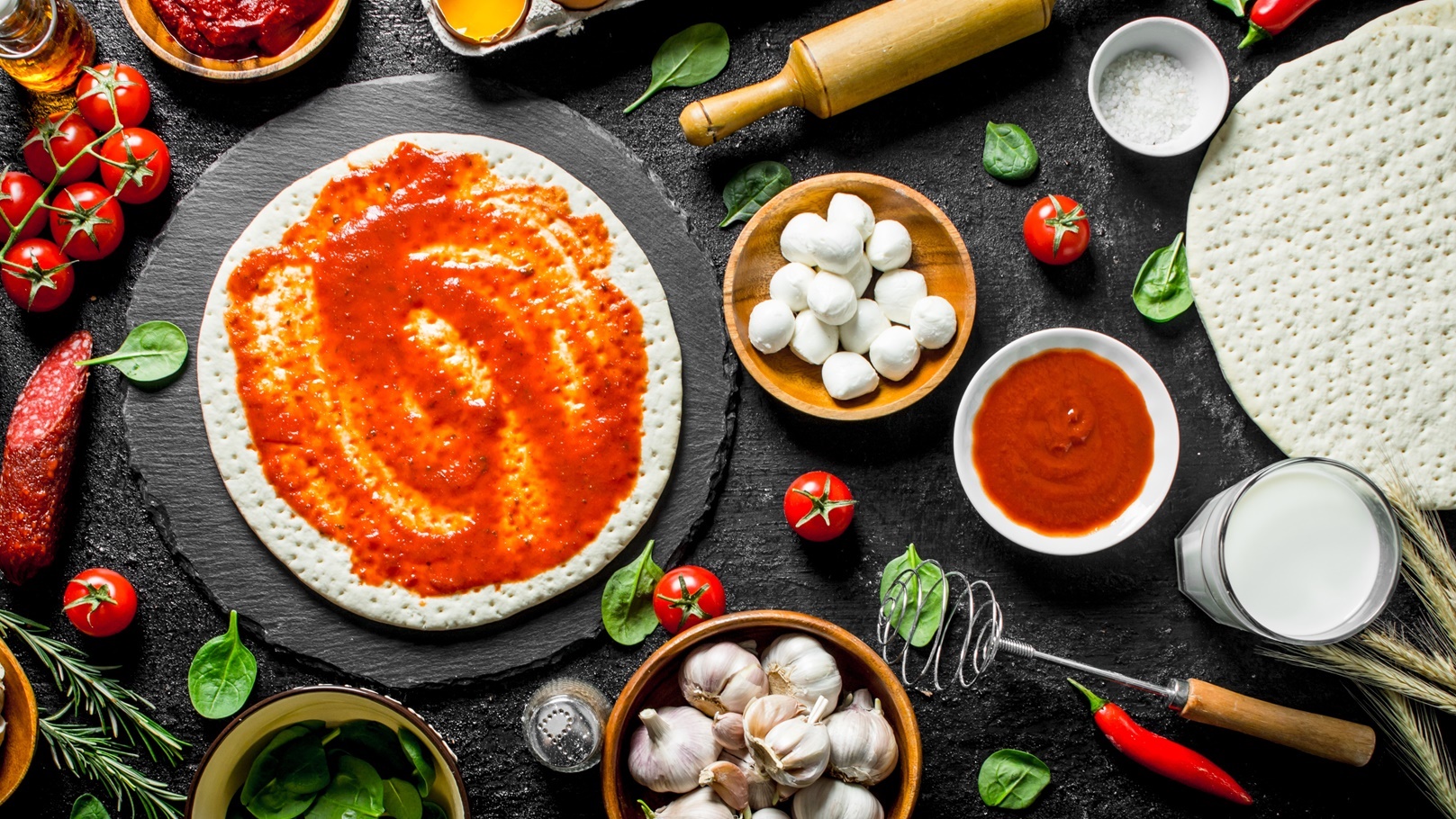 بيتزا أثناء مرحلة الإعداد