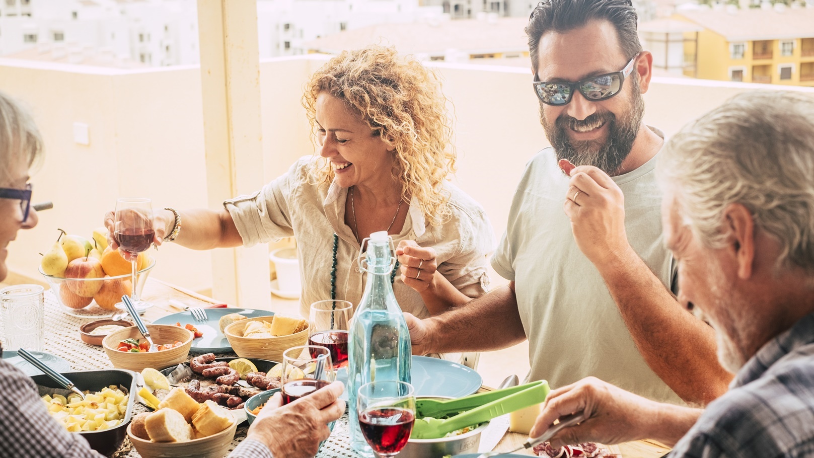 عائلة تتناول الطعام