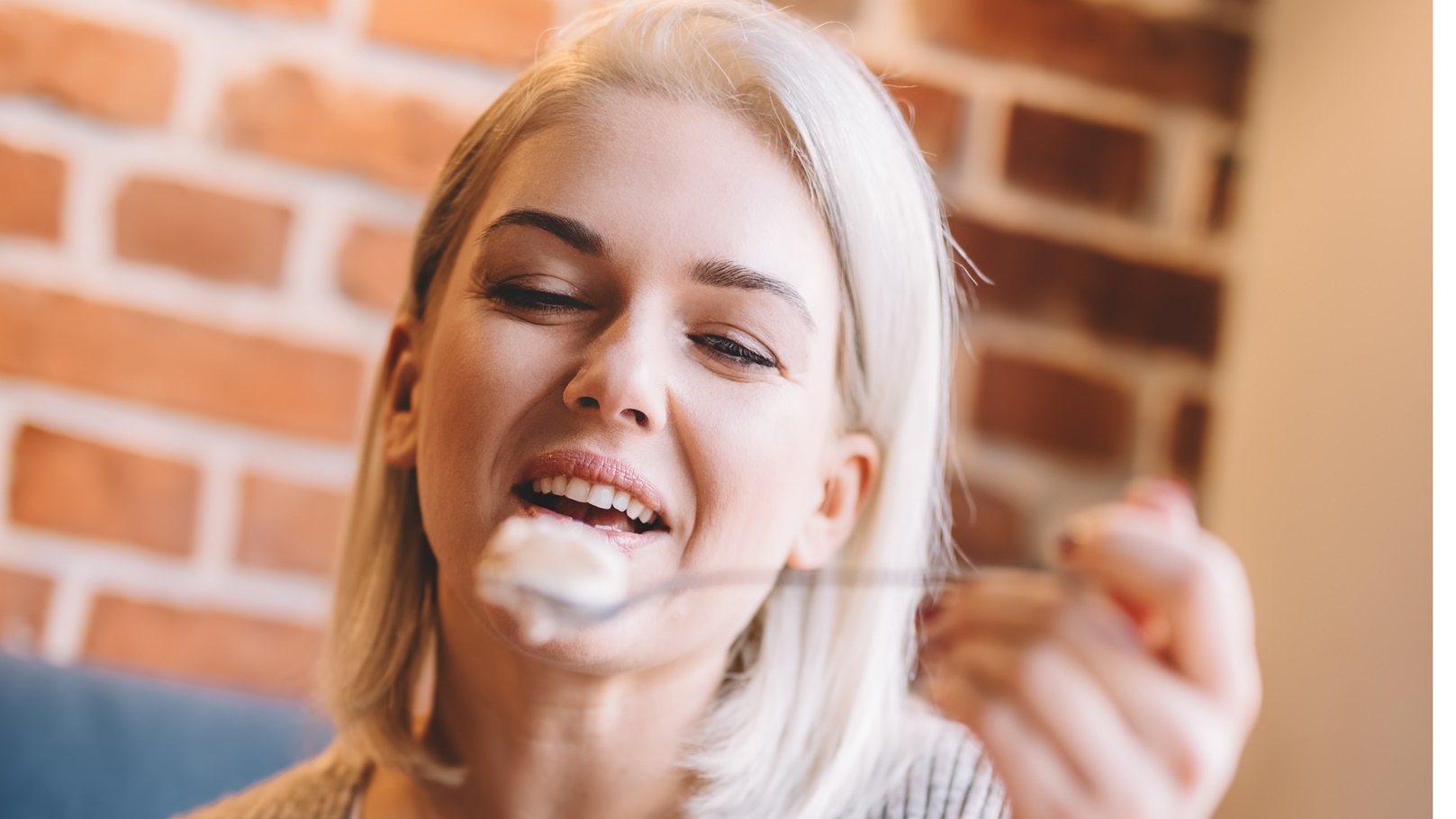 woman-eating-fit-meal-with-fruits-and-oats-in-a-ca-2021-08-26-22-41-06-utc