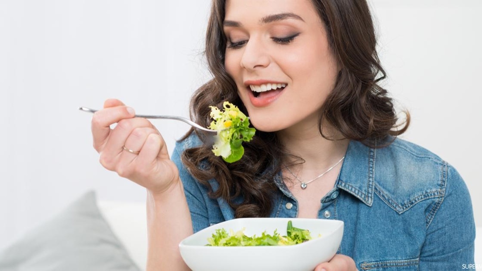 إمرأة تأكل السلطة