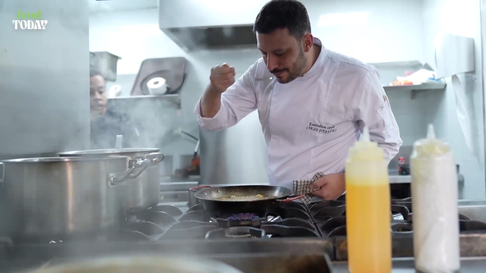 الشيف الأسباني كارلوس جاريرو داخل مطبخ La Ventana