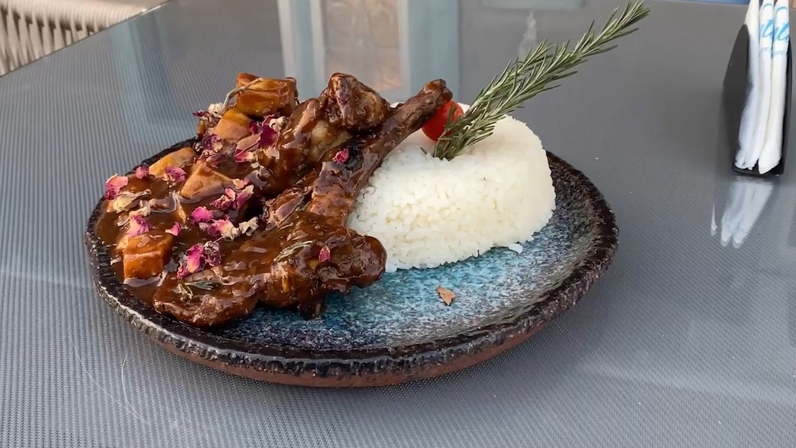 الريش المشوية والرز الأبيض