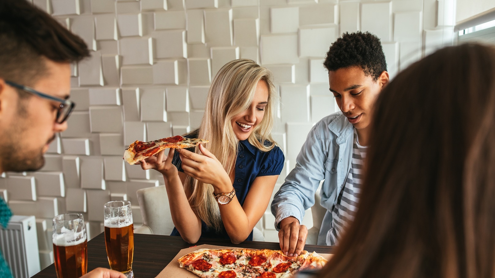 قصة حب وراء أعظم اختراع "مدور" في التاريخ...من أين بدأت البيتزا؟