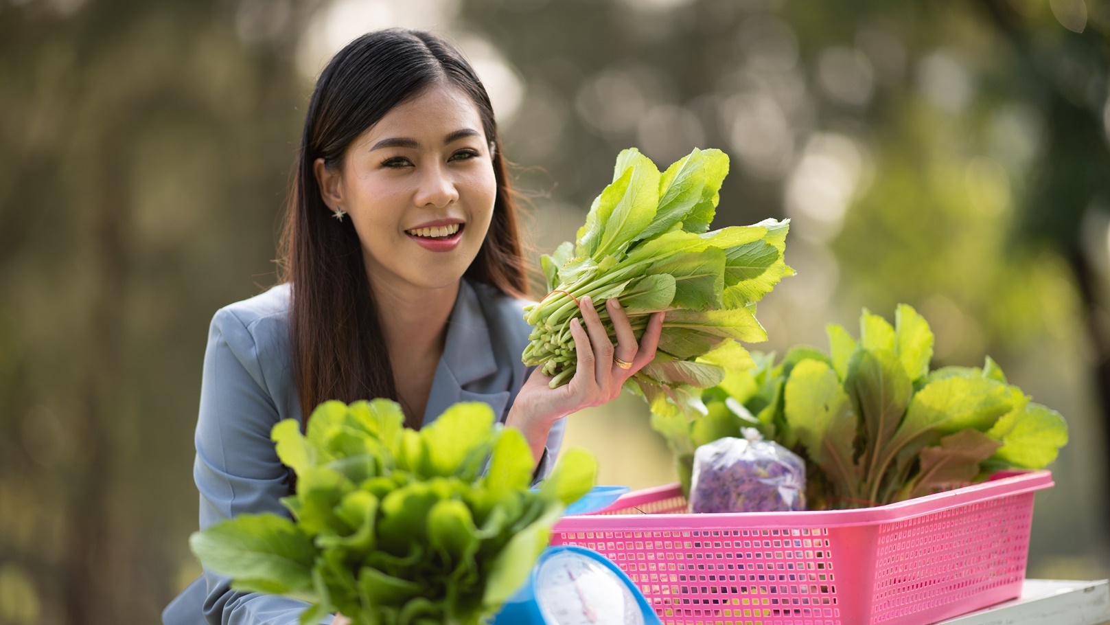 agronomist-in-agriculture-field-businesswomen-in-2021-09-01-03-48-21-utc