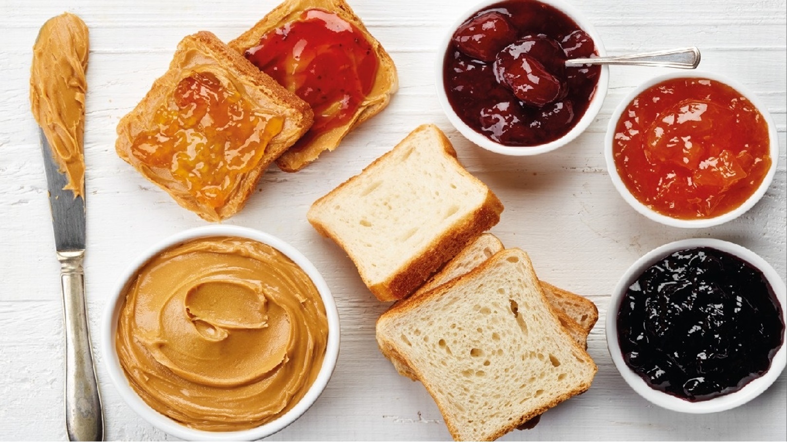 مكونات سندوتس زبدة الفول السوداني مع المربى