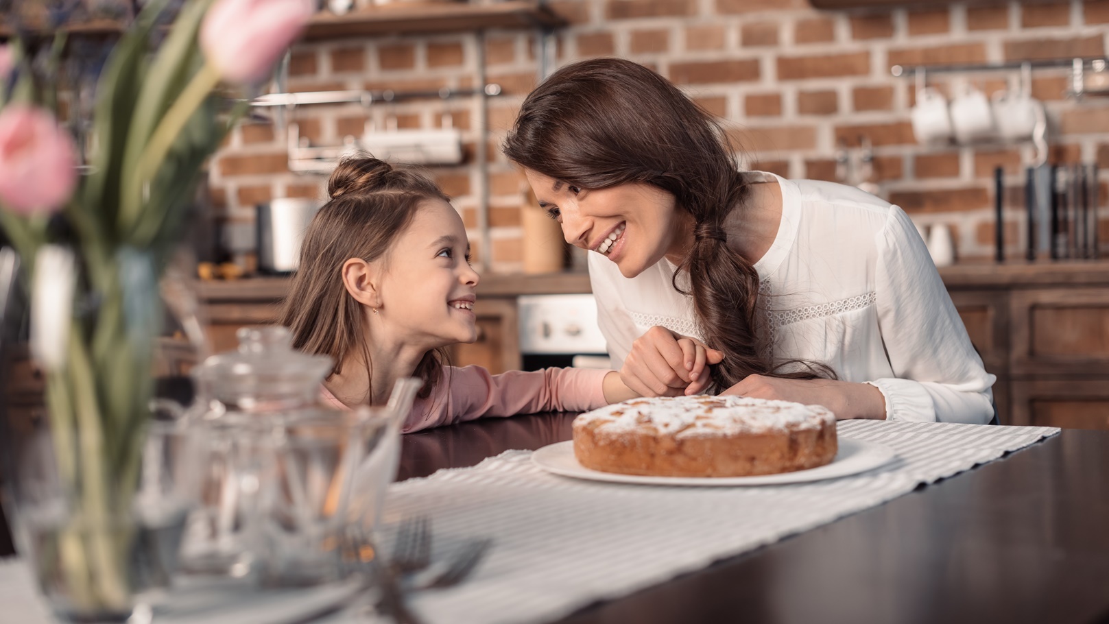 أم تحتفل مع ابنتها بعيد الأم