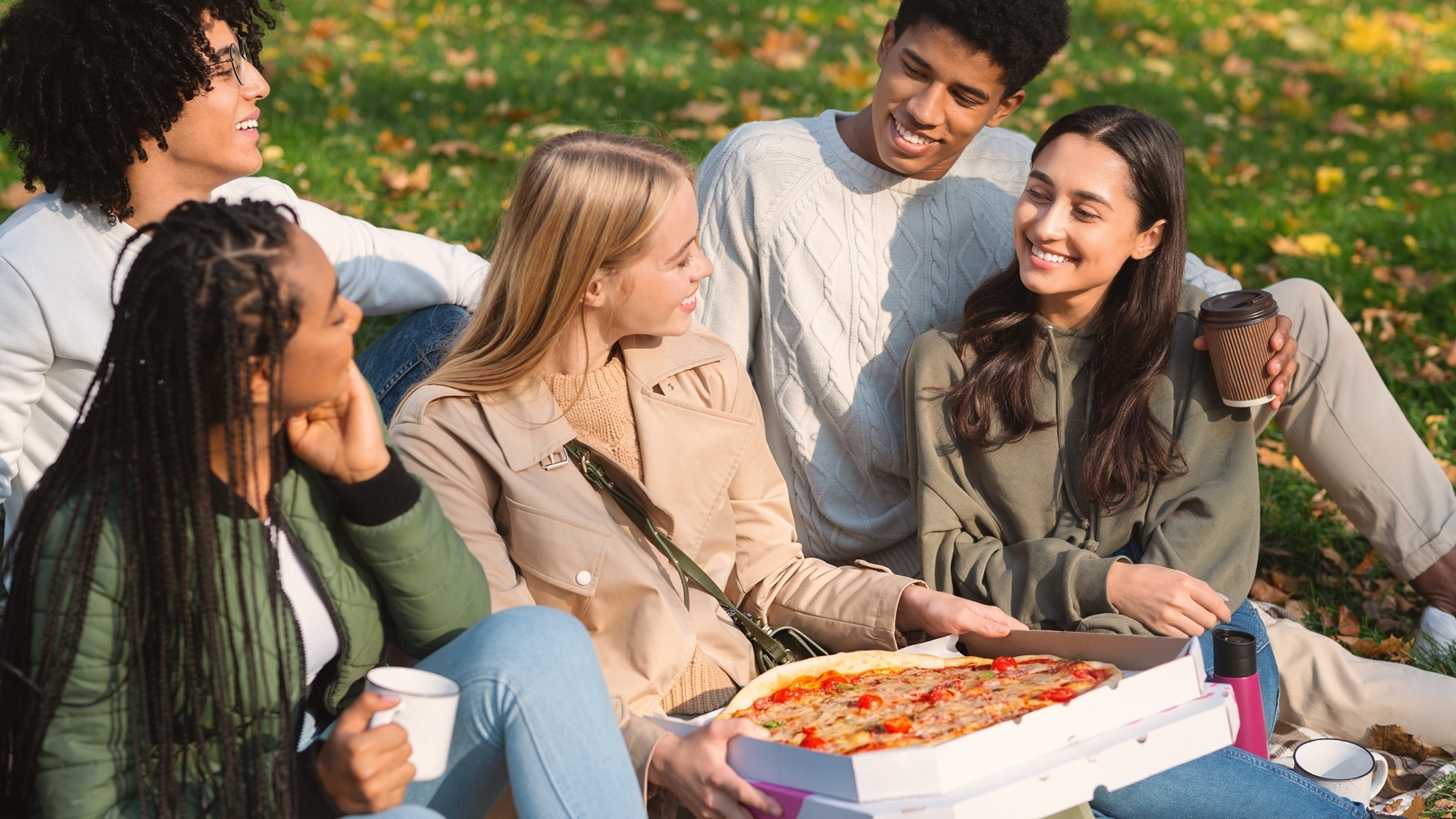 شباب يتناولون البيتزا