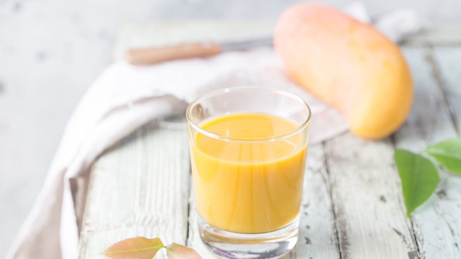 سموزي المانجو والبرتقال بالزنجبيل