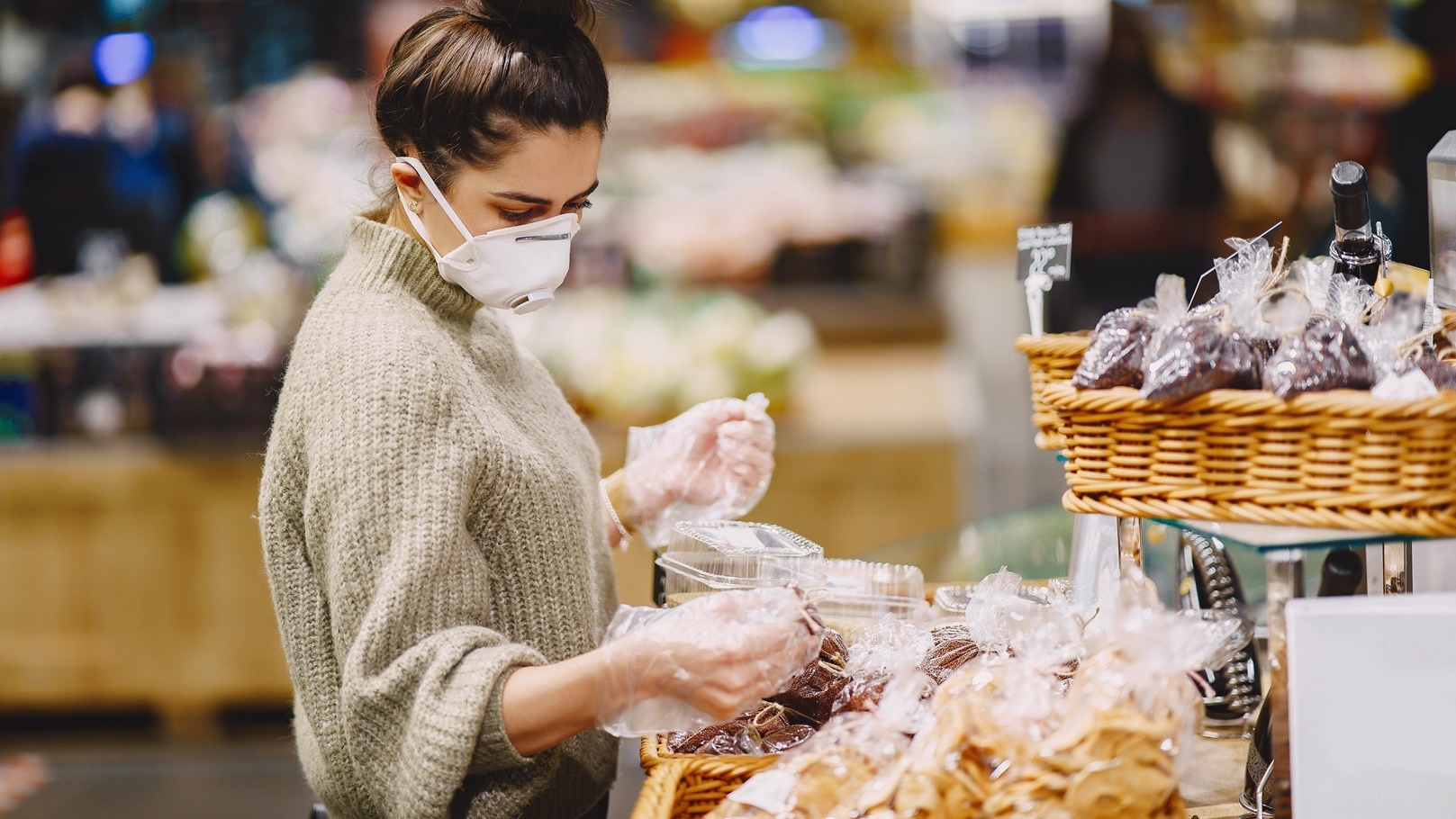 woman-in-a-respirator-in-a-supermarket-2021-08-28-01-00-01-utc