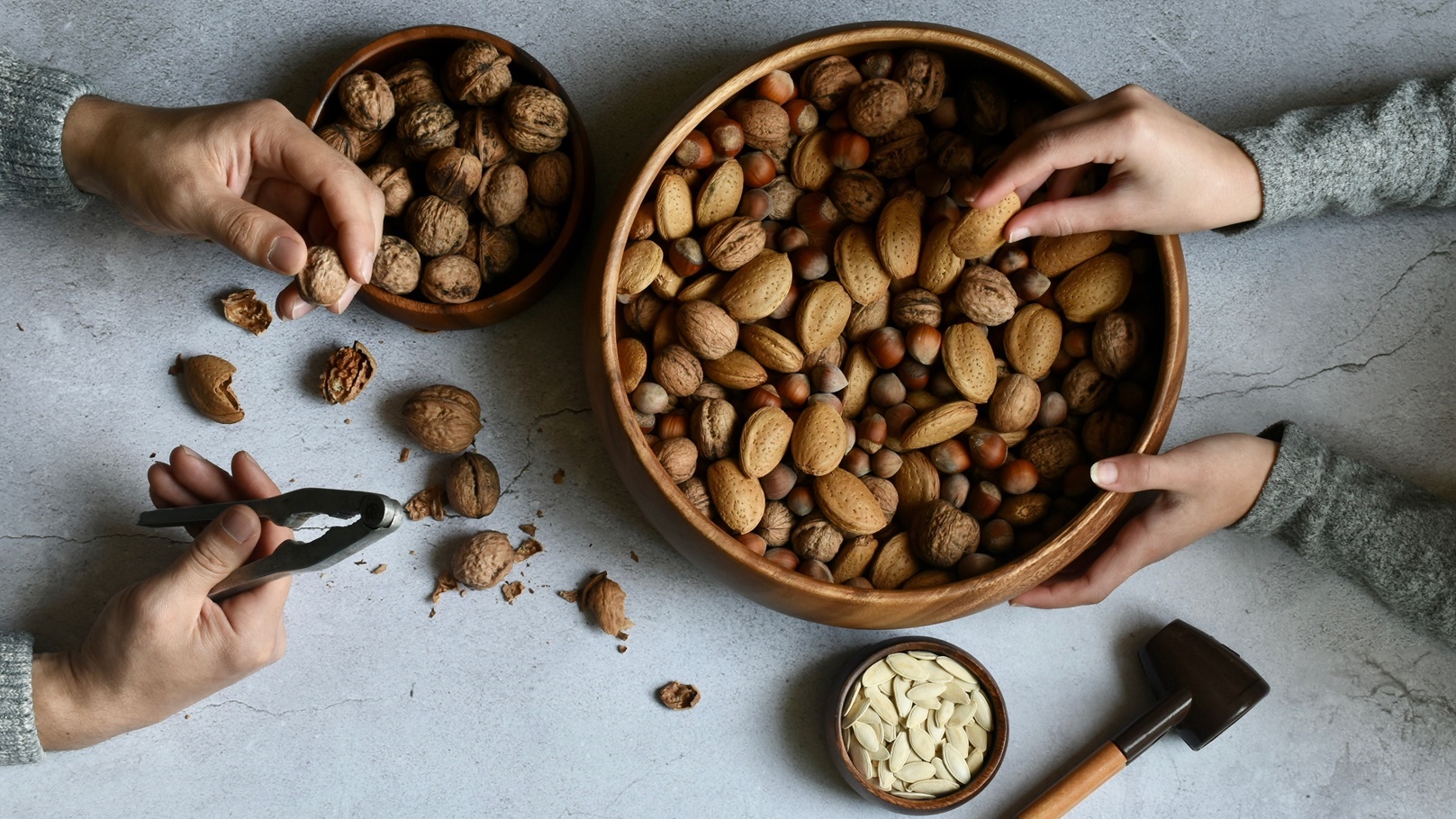 people-eating-nuts-2022-01-13-22-29-46-utc