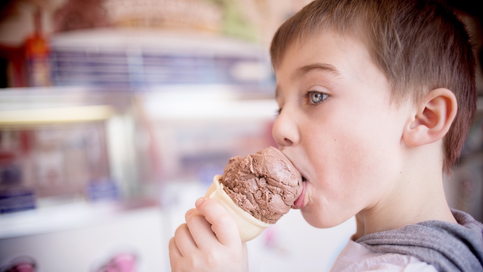طفل يتناول الآيس كريم