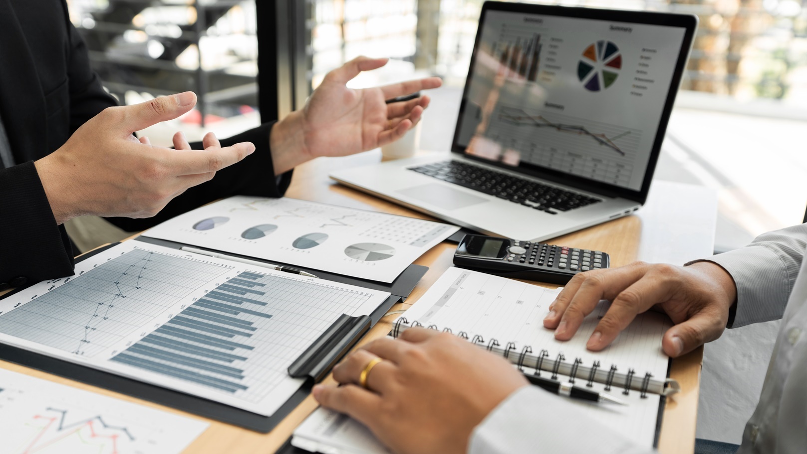 teamwork-company-meeting-concept-2021-10-28-22-22-38-utc