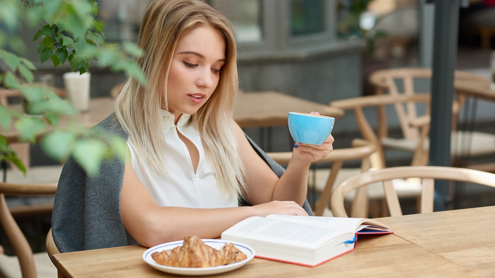 beatiful-girl-reading-book-drinking-coffee-eatin-2021-12-09-17-07-32-utc