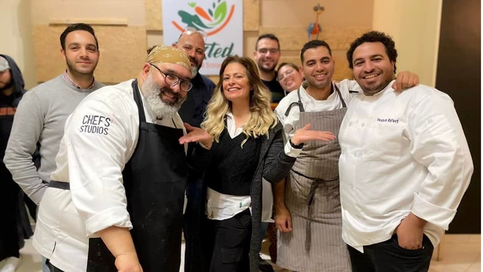 الشيف شيرمين تتوسط محمد صلاح وشيفات الاكاديمية