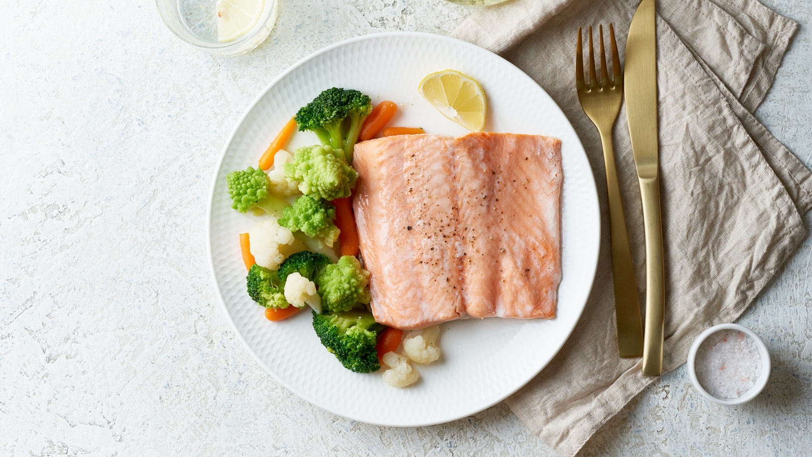 وعاء من السلمون والخضروات