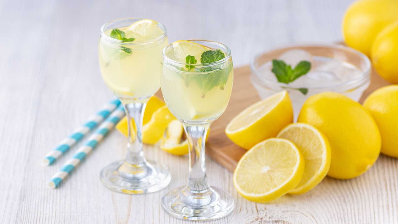 alcohol-cocktail-drink-with-lemon-mint-and-ice-2022-03-11-16-30-09-utc