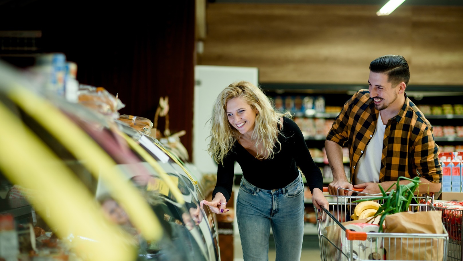 couple-in-a-supermarket-with-shopping-cart-while-g-2022-03-17-17-03-10-utc