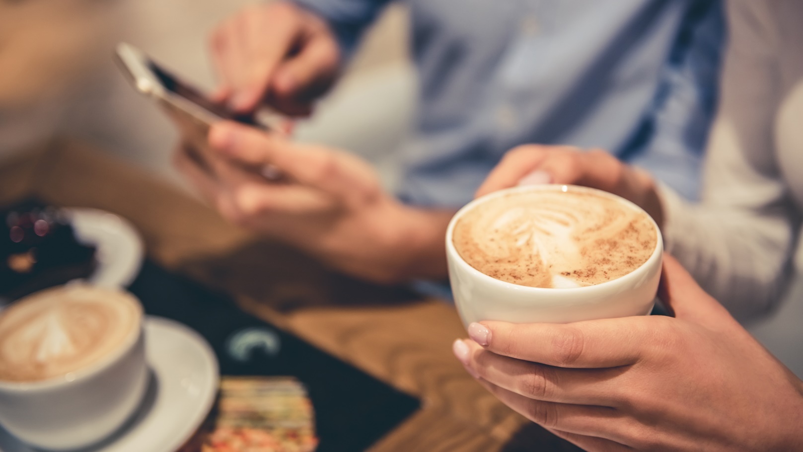 couple-drinking-coffee-2021-08-29-16-29-10-utc