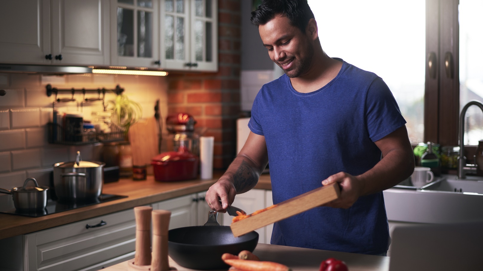 رجل يطهي بعض الأطباق في المطبخ