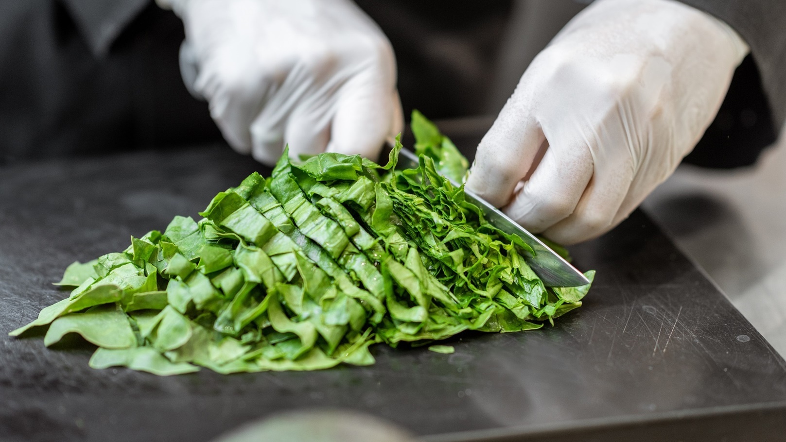 تقطيع السبانخ