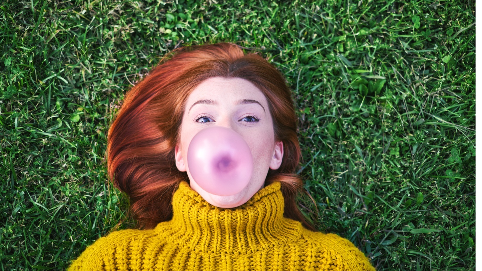 young-woman-chewing-gum-and-making-big-balloon-2021-08-27-09-58-13-utc