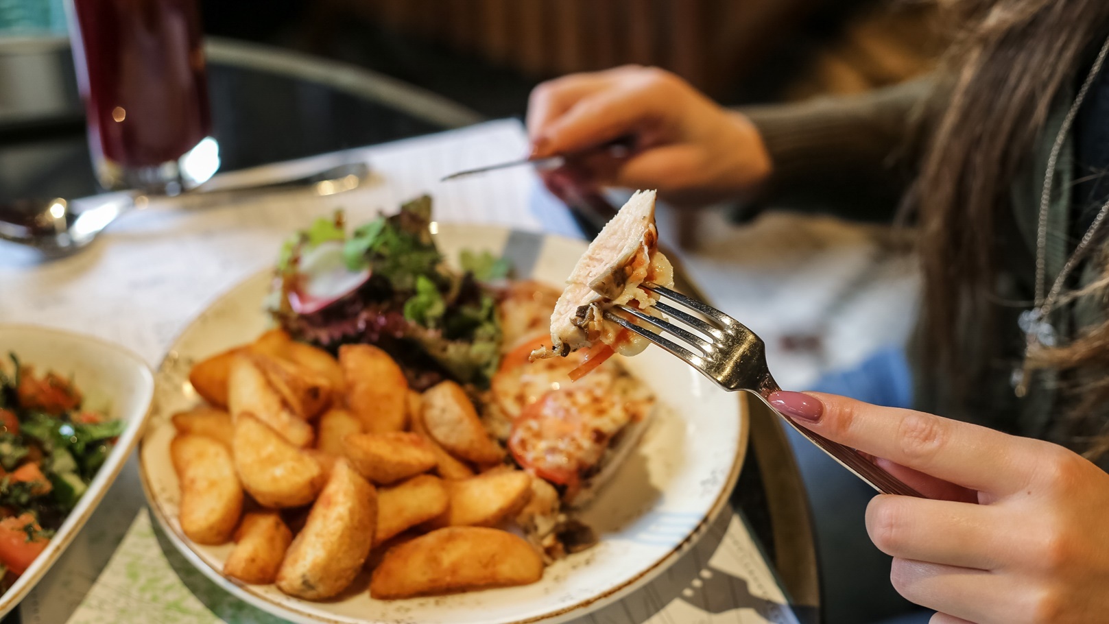 طريقة عمل صينية بطاطس بالدجاج للشيف سارة عبد السلام