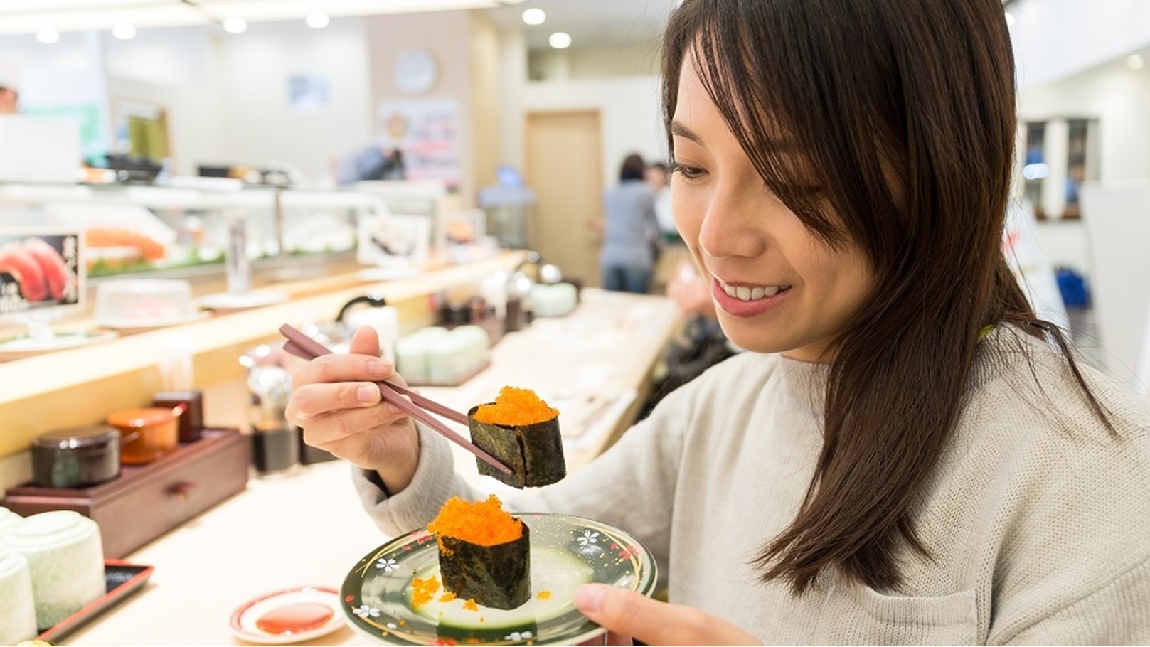 woman-eating-sushi-2021-08-28-20-46-06-utc