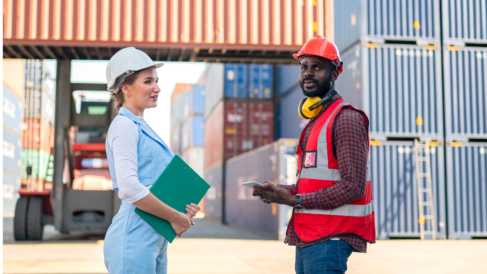 foreman-control-loading-containers-box-from-cargo-2022-01-14-01-13-58-utc