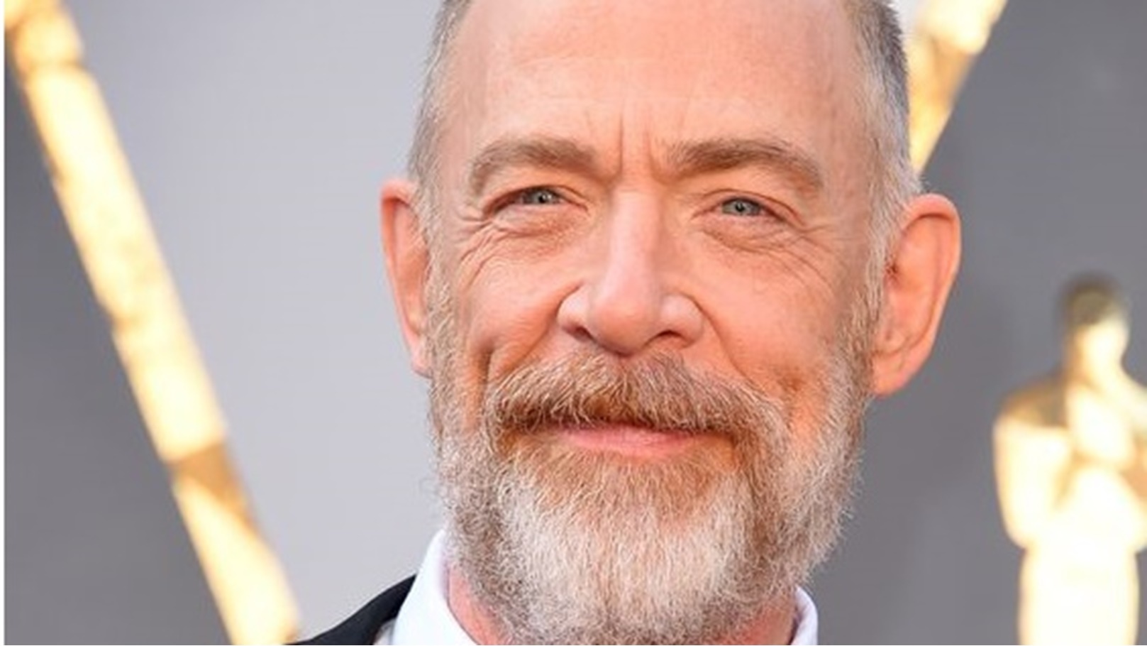 الفنان الأمريكي جيه كيه سيمونز في حفلة توزيع جوائز الأوسكار عام 2021