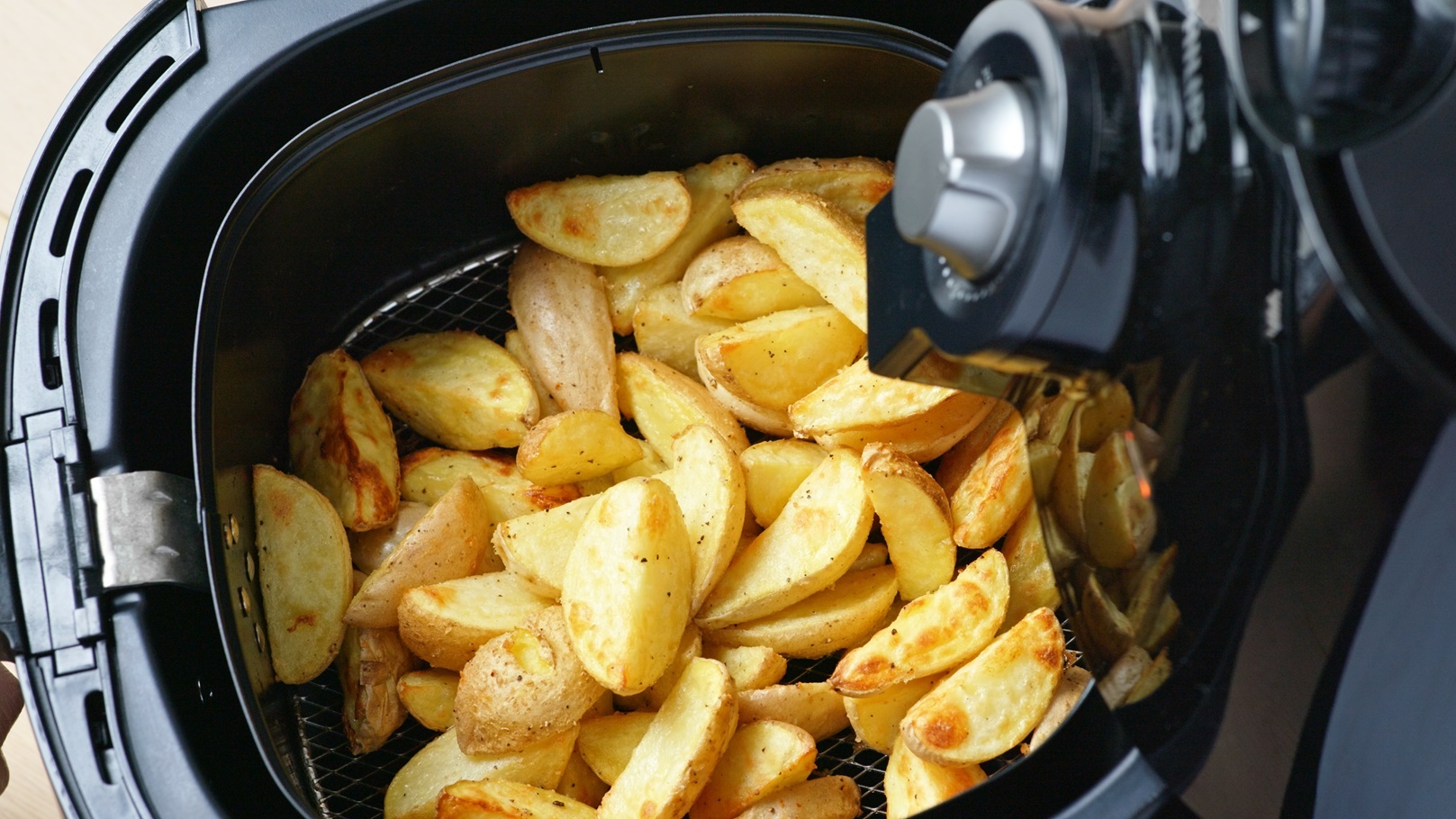 air-fryer-homemade-grilled-potato-2022-12-15-21-26-29-utc