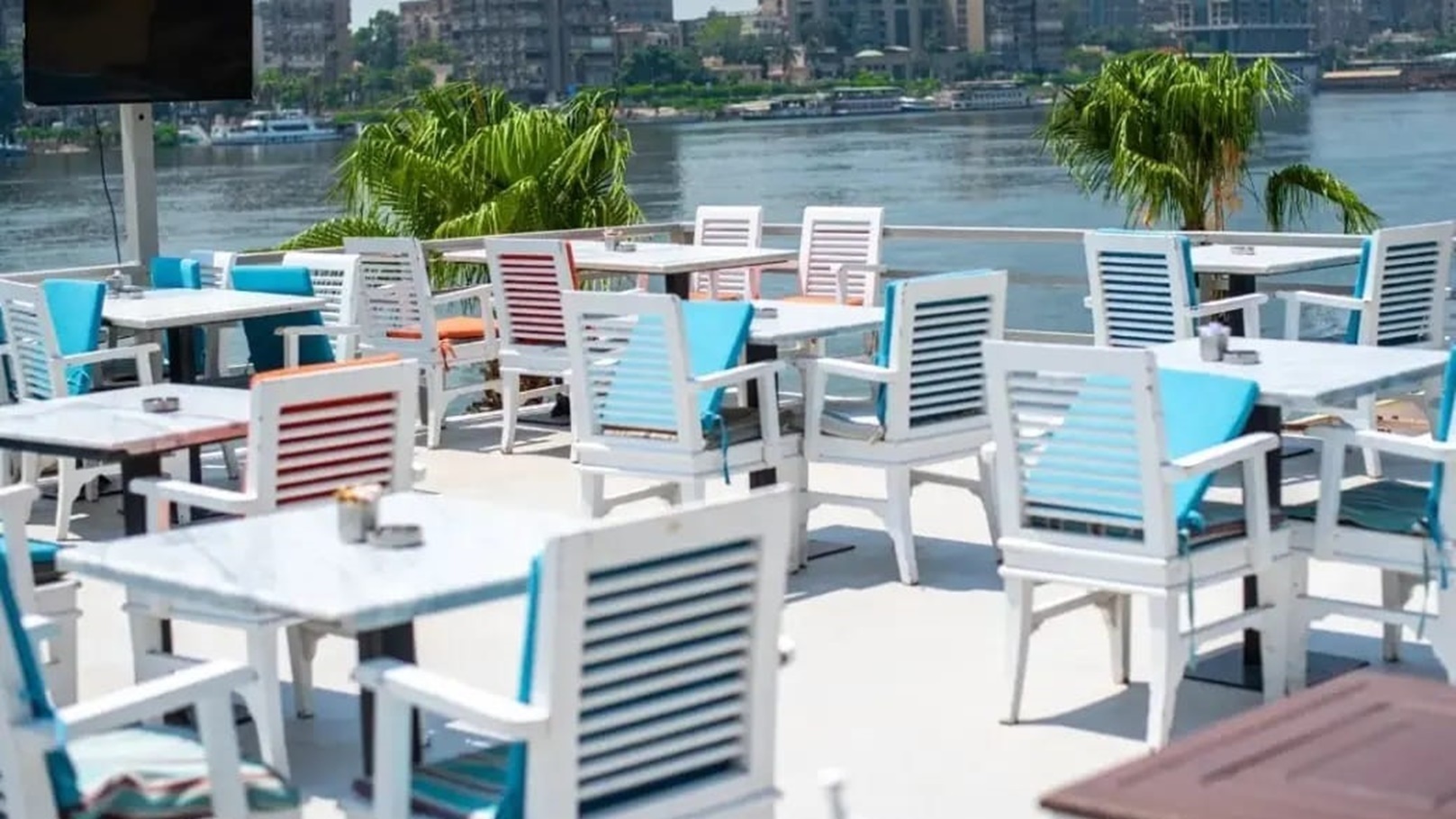 مطاعم نايل لاونج