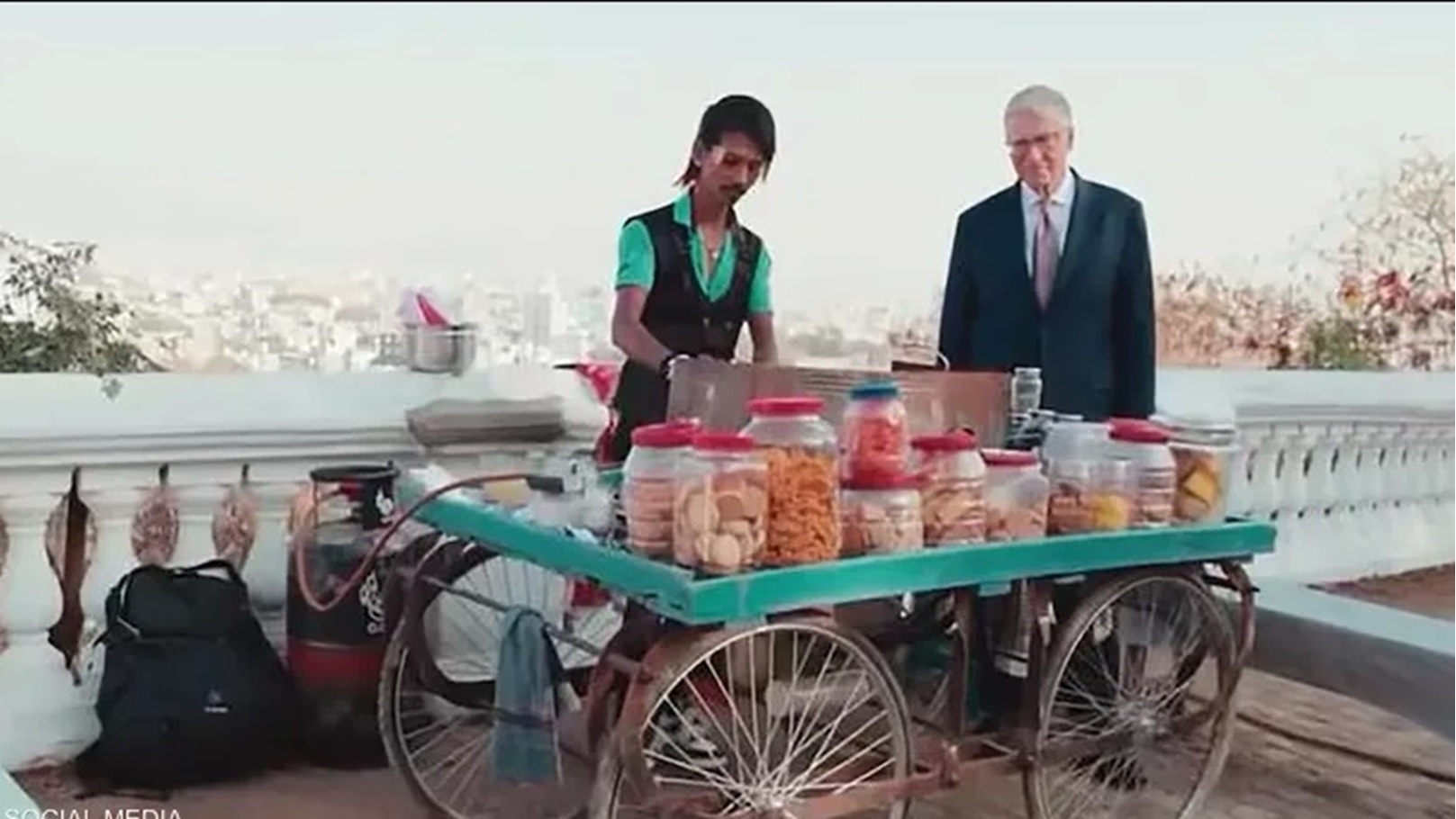 بيل جيتس وبائع الشاي